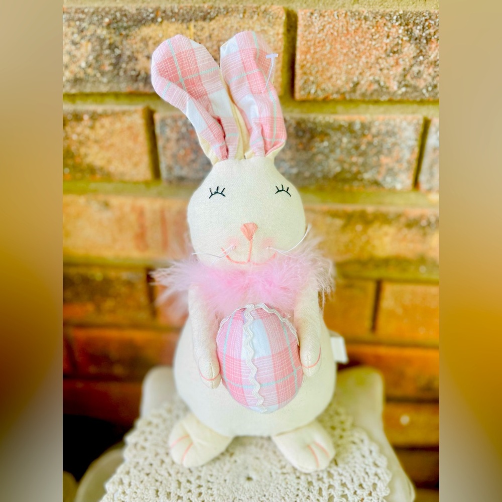 *Sitting Fabric Bunny With Plaid Egg